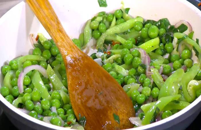 Фриттата со сладким перцем, зеленым горошком и фетой 