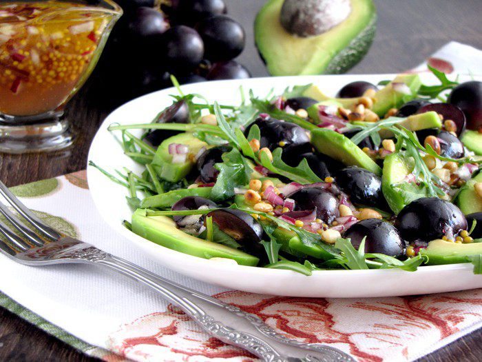 Салат с авокадо и черным виноградом
