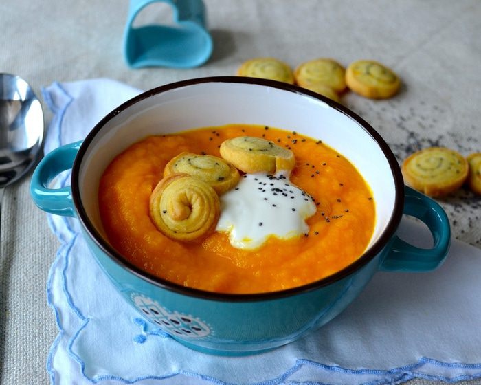 Морковный крем-суп с песочными маковыми &amp;quot;сухариками&amp;quot;