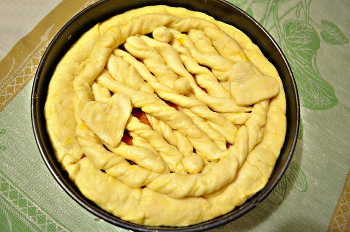 Праздничный сдобный пирог