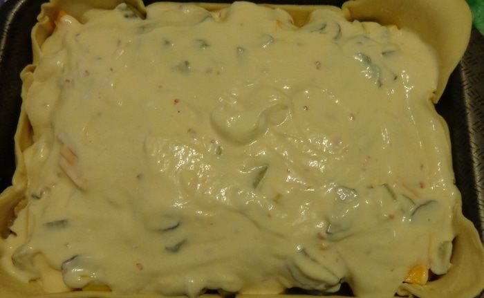 Мясной пирог с тыквой, маринованным огурцом и заливкой из рикотты