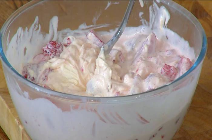 Мороженое с клубникой