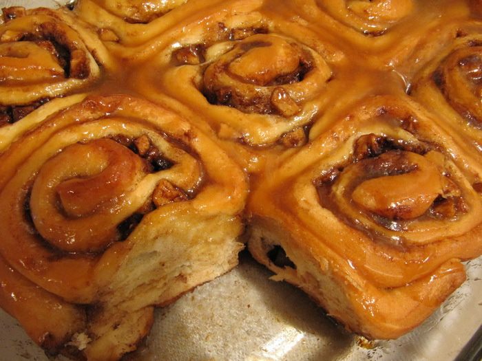 Синнабон с яблоками и карамелью (Caramel Apple Cinnamon Rolls)