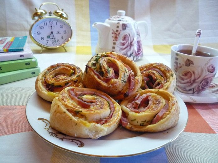 Булочки-улитки с ветчиной, сыром и укропом