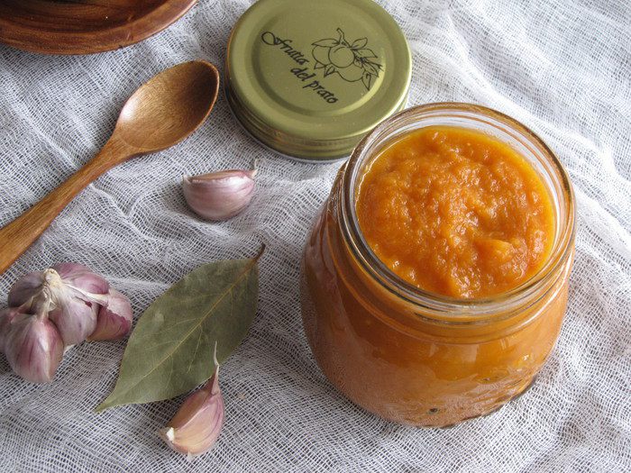 Пряный кетчуп с яблоками и карри