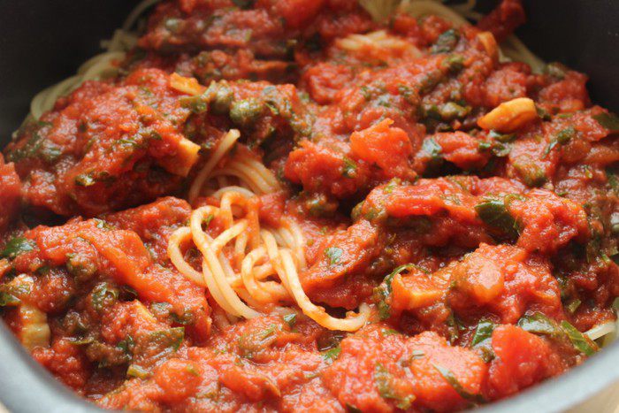 Спагетти с анчоусами и каперсами в томатным соусе