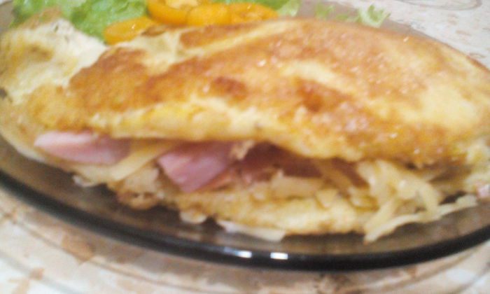 Классический французский омлет с ветчиной и сыром