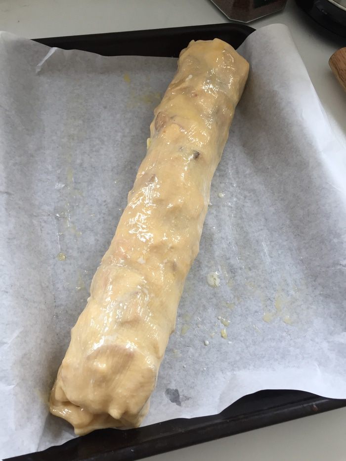 Яблочно-сливовый штрудель с ванильным соусом