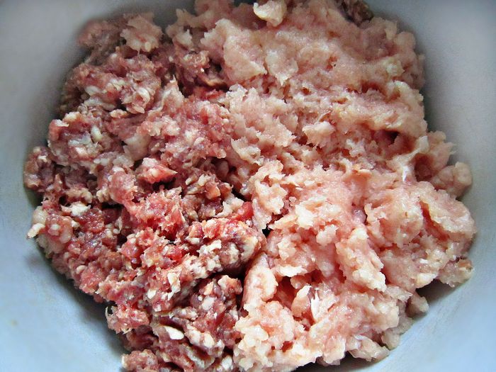 Медальоны в беконе с соусом из каперсов и пастой рисони