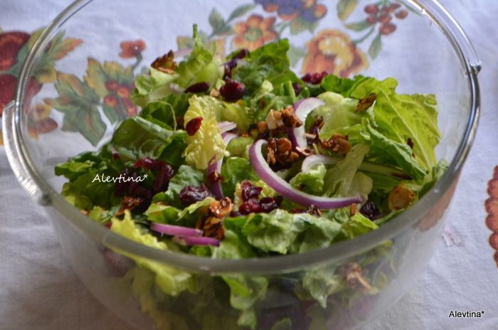 Праздничный салат с мандаринами и клюквой