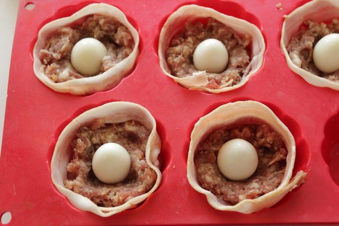 Мясные кексы с перепелиными яйцами