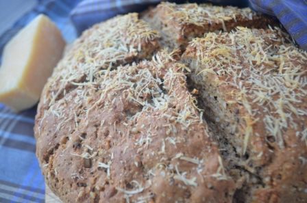 Ирландский содовый хлеб с пармезаном и грецкими орехами
