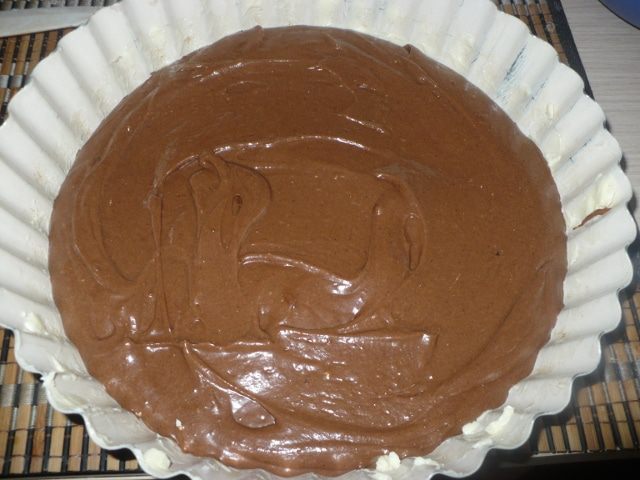 Шоколадный торт со взбитыми сливками
