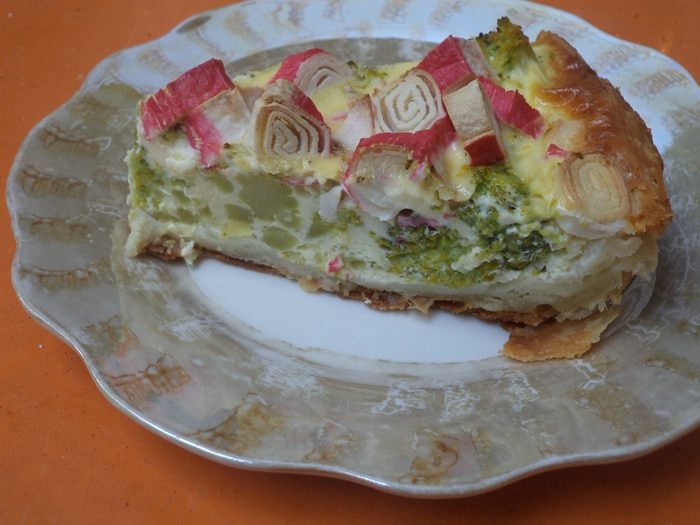 Пирог из слоеного теста с брокколи и крабовыми палочками