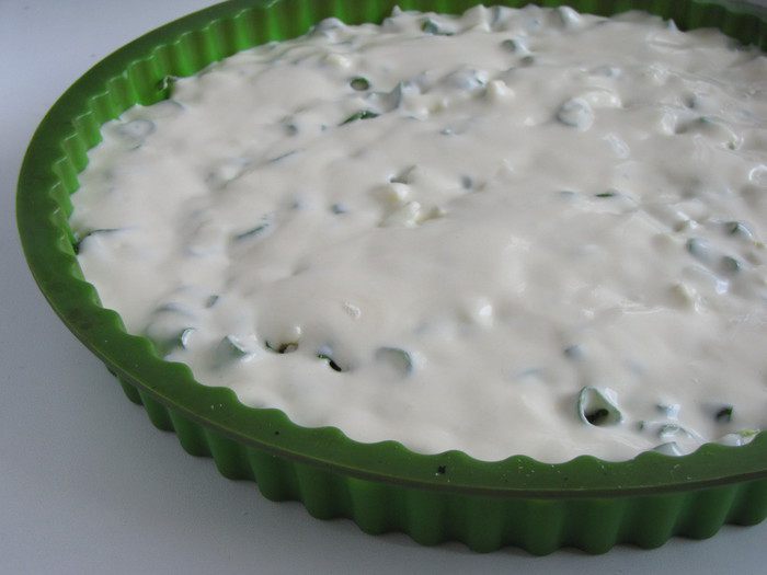 Нежный пирог с яйцами и зеленым луком