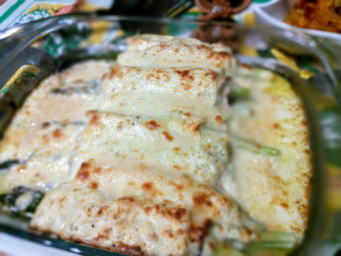 Каннеллони со спаржей под соусом бешамель 