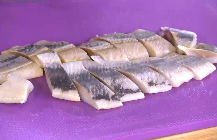 Тосты с сельдью, свеклой и зеленым горошком 
