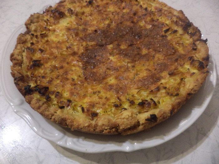 Луковый пирог с сыром и вином
