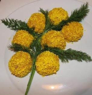 Нежное песочное пирожное с вишней и фундуком 