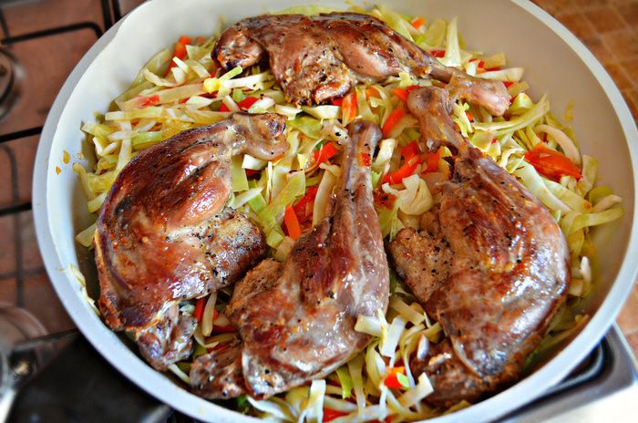 Утиные ножки с тушёной капустой