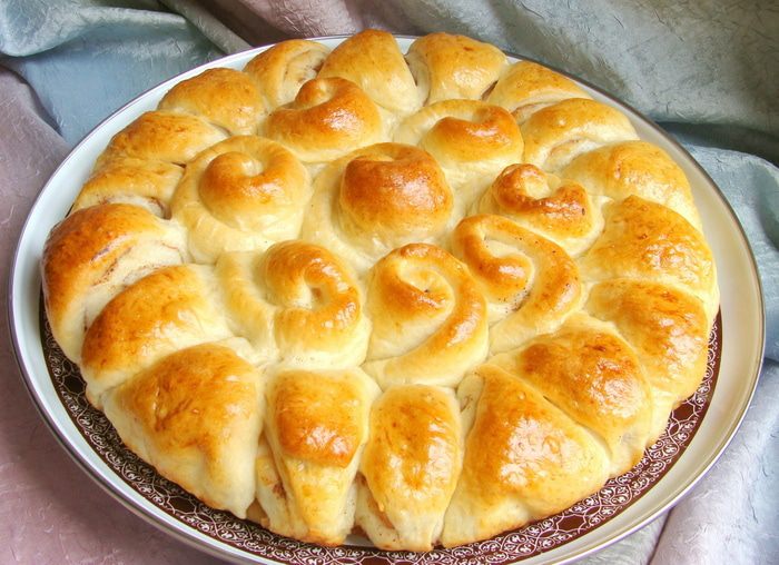 Медовый пирог с карамелизированными яблоками и корицей