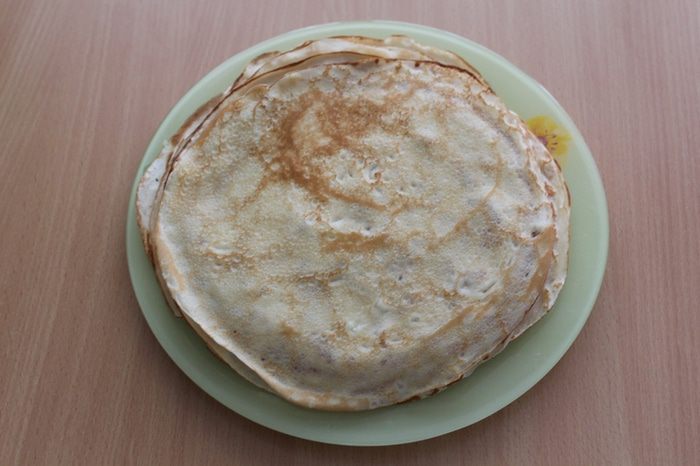 Блинный торт с шоколадным муссом, орехами и грушей