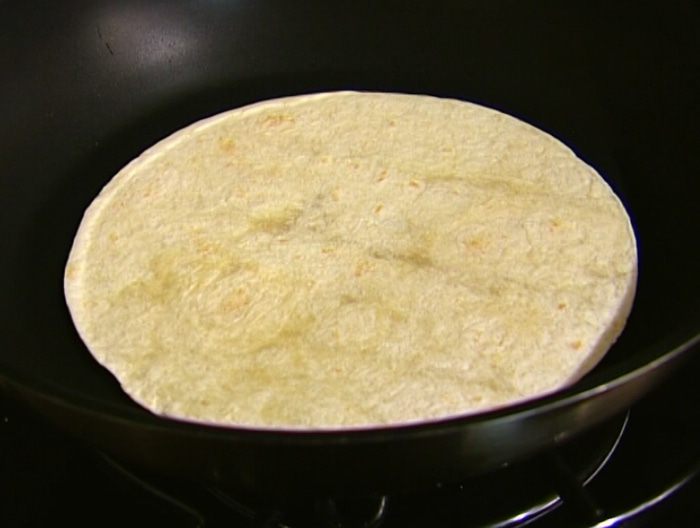 Тортилья-роллы с курицей, творогом и вялеными помидорами 