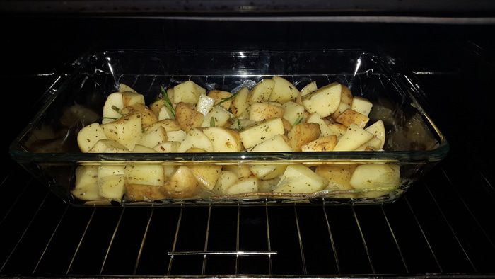 Молодой картофель, запеченный с домашней горчицей и розмарином