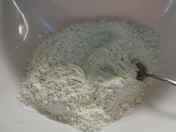 Клубничный бисквитный пирог с цукатами экзотических фруктов