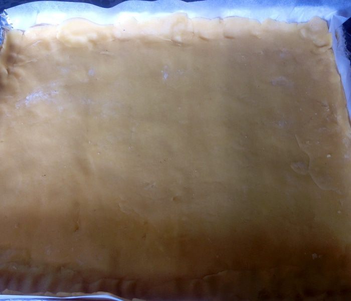 Кростата с яблоками и корицей