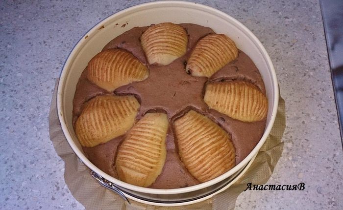 Шоколадный пирог с грушами и яичным ликером