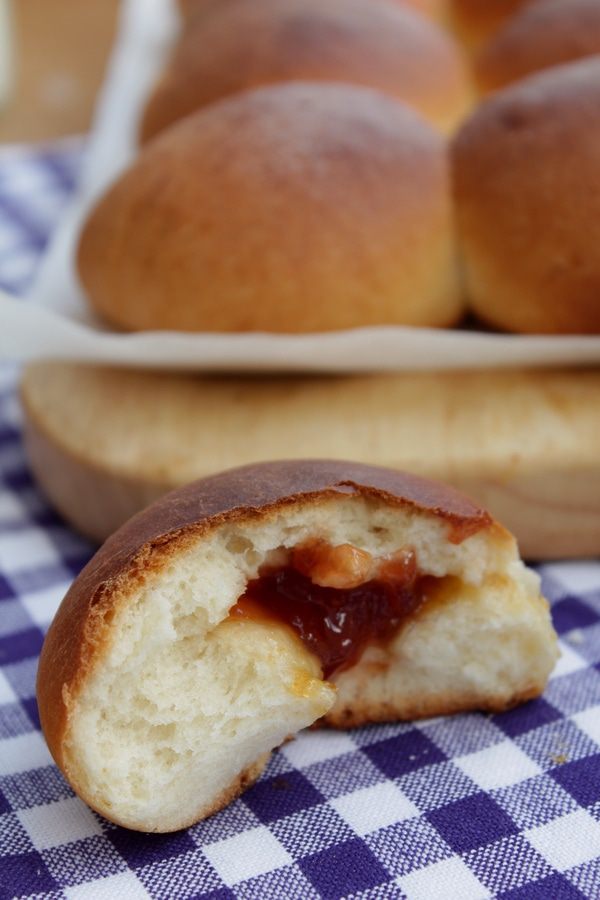 Ванильные сдобные булочки с джемом