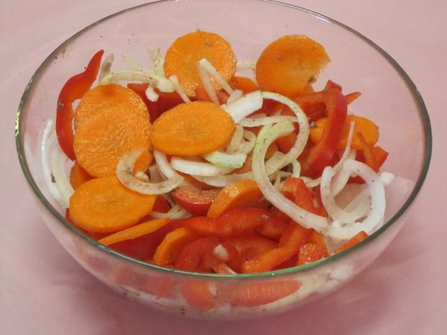 Куриная печень с овощами в духовке