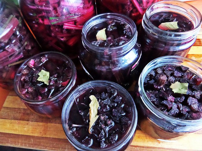 Маринование свекольных стебельков