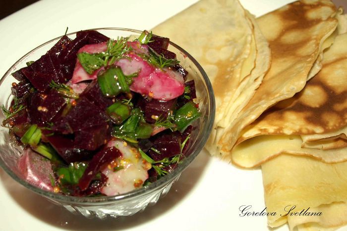 Простые блины с салатом из свеклы и селедки