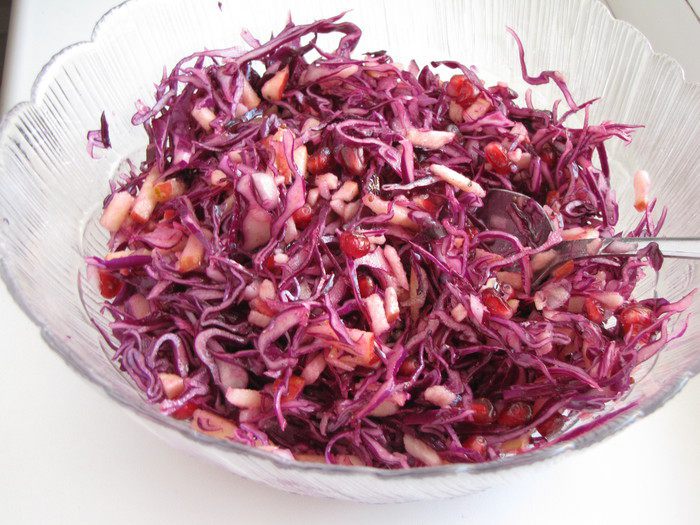 Капустный салат с яблоком, гранатом и орехами