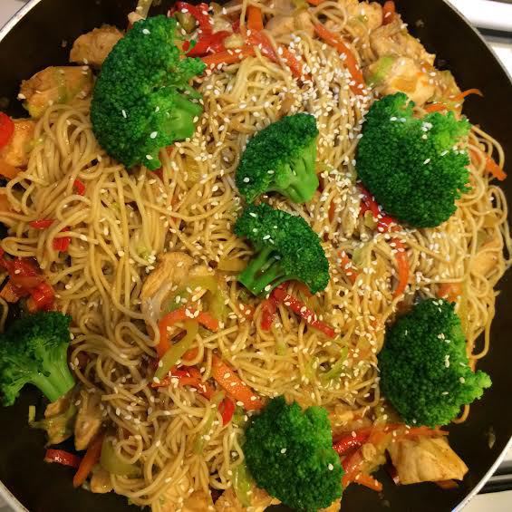Лапша с курицей и овощами