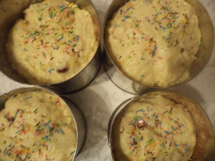 Заварной кулич с вяленой вишней