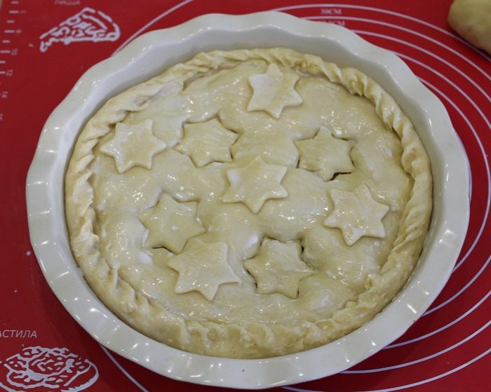 Сочный пирог с курицей, грибами и зеленым горошком
