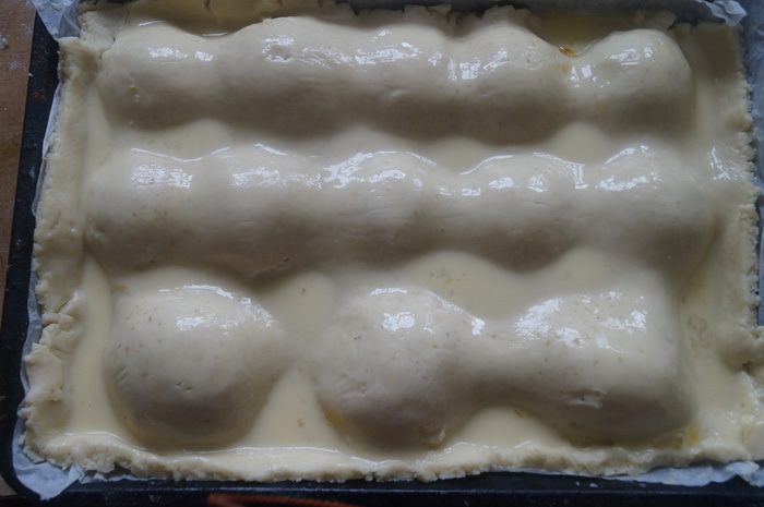Пирог из творожного теста с яблоками