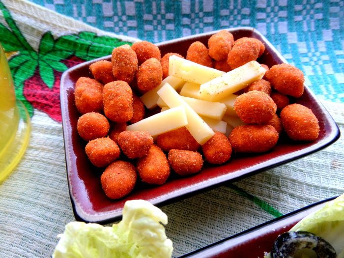 Сырный салат с оливками и авокадо