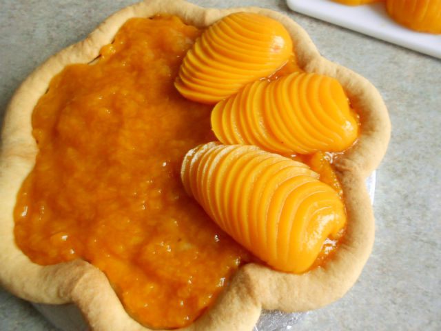 Пирог-цветок с персиками