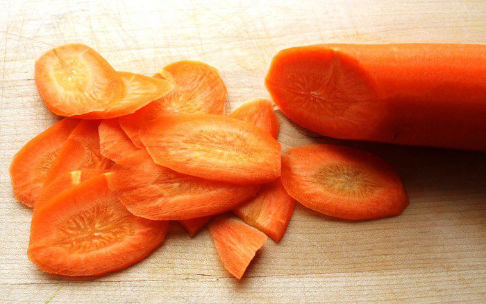 Семга  на подушке из фенхеля и моркови, запеченная в пергаменте