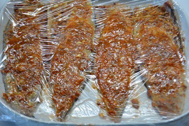 Скумбрия, запеченная с паприкой и чесноком