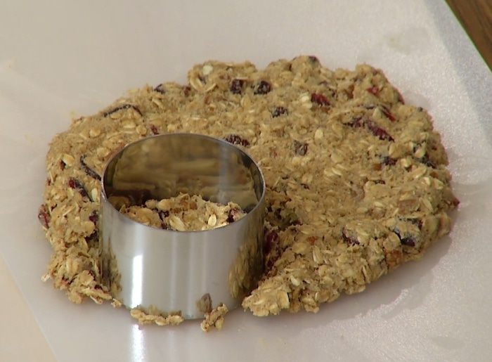 Овсяное печенье с пеканом и клюквой  