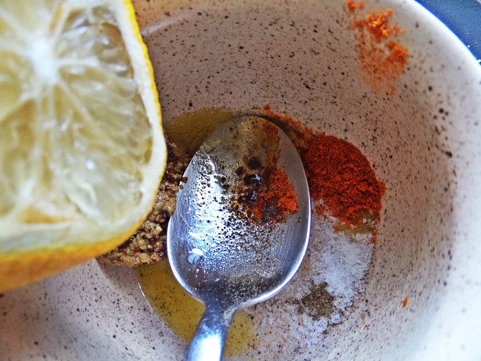Салат с лососем, яйцом, овощами и семенами чиа