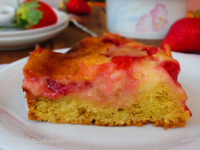 Клубничный пирог с йогуртовой заливкой