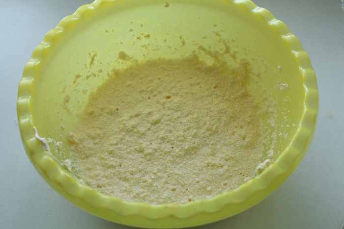 Кукурузный пирог со сливой