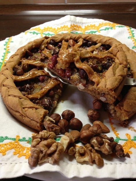 Пирог с цельными орехами под лимонной глазурью 