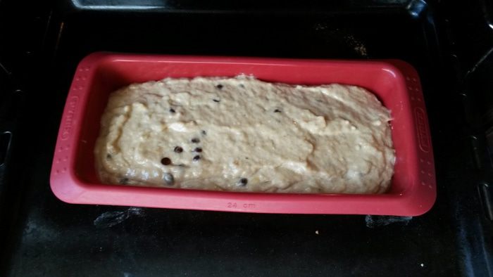 Банановый кекс с орехами, шоколадом и творожным кремом